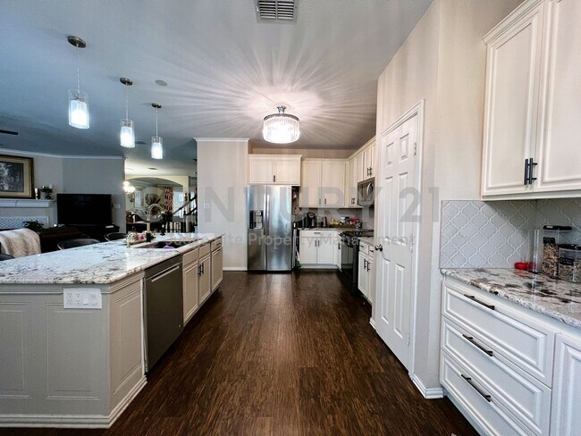 Building Photo - Fantastic 2-Story 5/3/2 in Fort Worth For ...