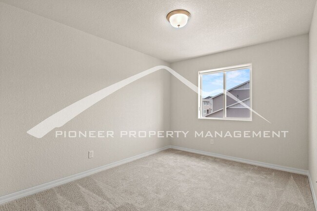 Building Photo - Modern 3-Bed + Office. Multi-Level Townhou...