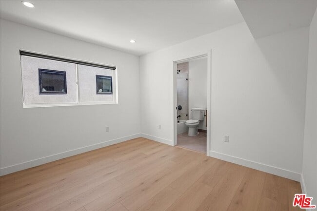 Building Photo - 847 N June St