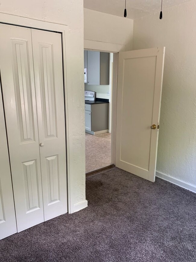 Building Photo - Clean 2 bedroom home