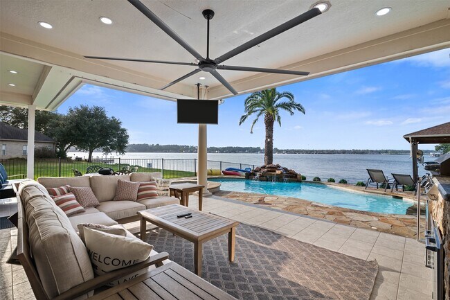 Building Photo - 14030 Shoreline Dr