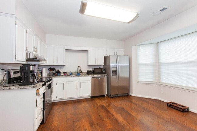Building Photo - Spacious Williamsburg Townhome with Modern...