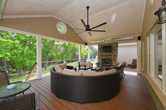 Building Photo - **RARE BRENTWOOD FIND, A MASTERCLASS IN ELEGANT SOUTHERN DESIGN**