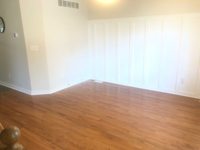 Building Photo - Gorgeous 2 BR Townhouse in Normal