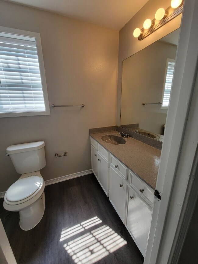 Building Photo - 4 Bedroom 2 bathroom