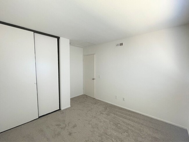 Building Photo - Large and Bright Mira Mesa Home