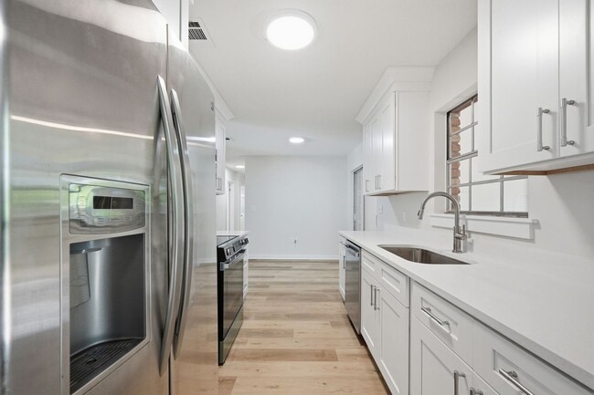 Building Photo - All Brick Home & Large Yard in Niceville!