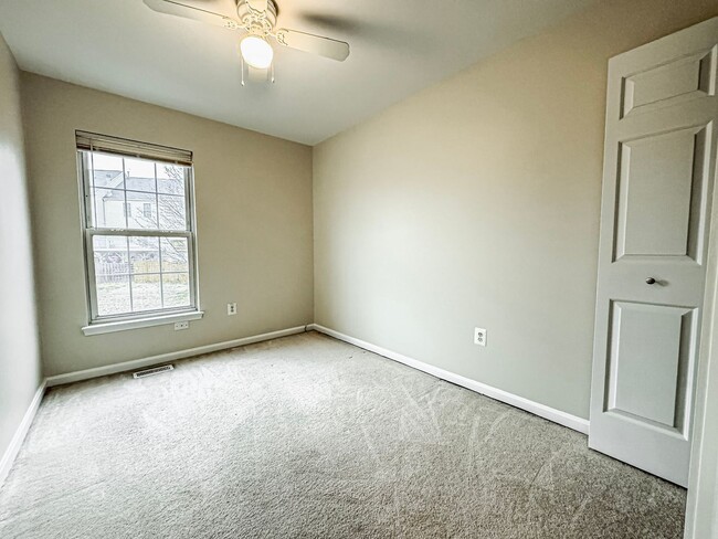 Building Photo - Charming 3 Bed 2.5 Bath Townhome With Pati...