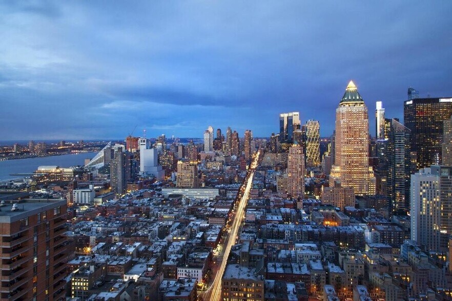 Building Photo - 350 W 42nd St