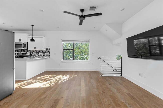 Building Photo - 1128 Chicon St