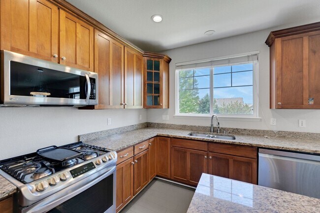 Building Photo - Spacious 5BR House in south-East Aurora