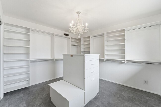 Building Photo - Welcome to this beautiful 4-bedroom, 3-bathroom home in Tempe Arizona!