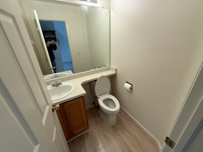 Building Photo - Refreshed 3-Bedroom Home in Waterglen Neig...