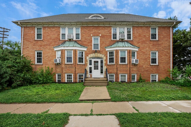 Building Photo - 833 Midland St