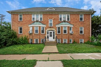 Building Photo - 833 Midland St
