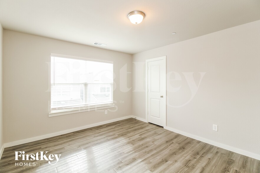 Building Photo - 618 Ava Trl