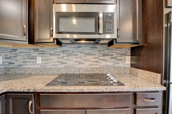 Building Photo - Sharp 4 bedroom HUGE house off exit 1 of I 24