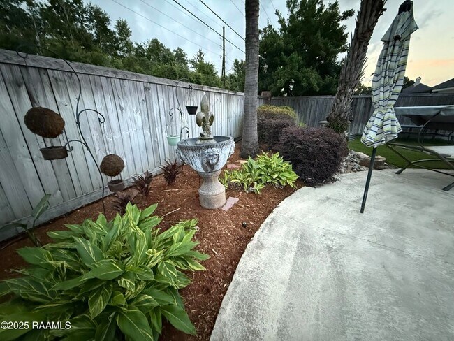 Building Photo - 102 Midland Dr