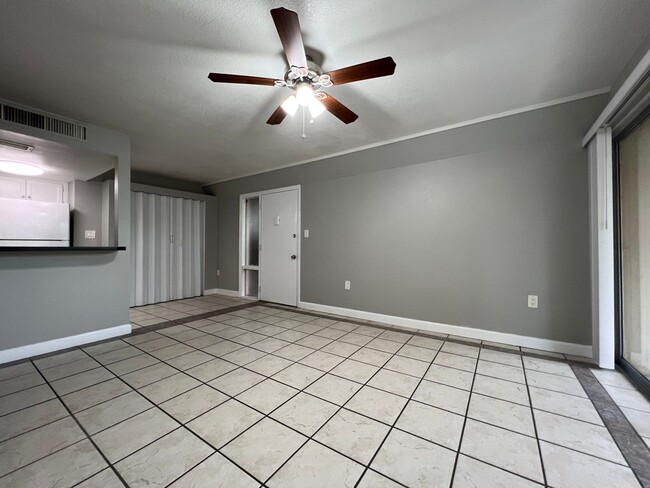 Building Photo - Altamonte Springs 1/1 Condo ~ Lakefront Community ~ Great Amenities!!