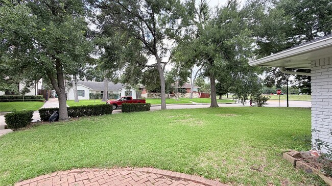 Building Photo - 3310 N Braeswood Blvd
