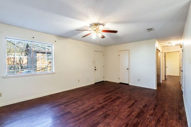 Building Photo - 6104 Meadowbrook Ln