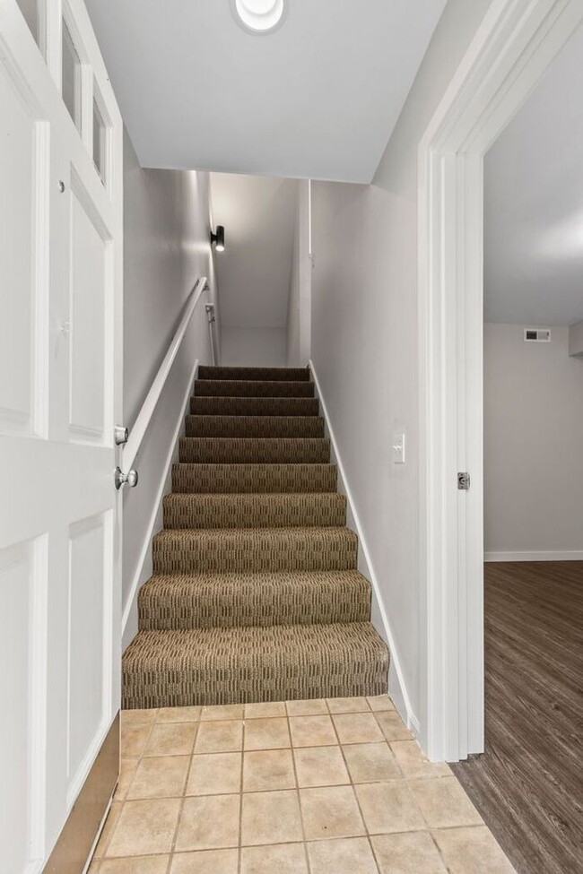 Building Photo - Charming AIR CONDITIONED Alki Townhome