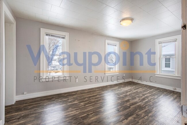 Building Photo - 912 Zeeland Ct NE