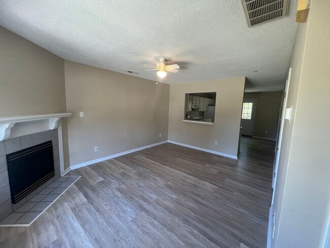 Building Photo - Beautiful 2 bedroom 2.5 bath town house located off Piney Green Road