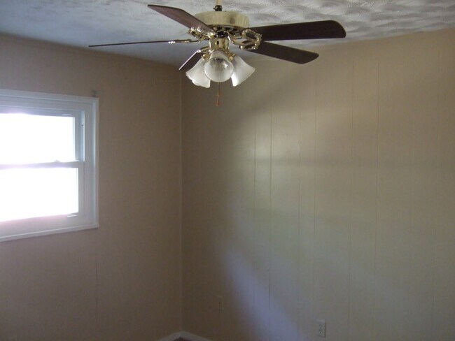 Building Photo - 626 Meadowview Dr