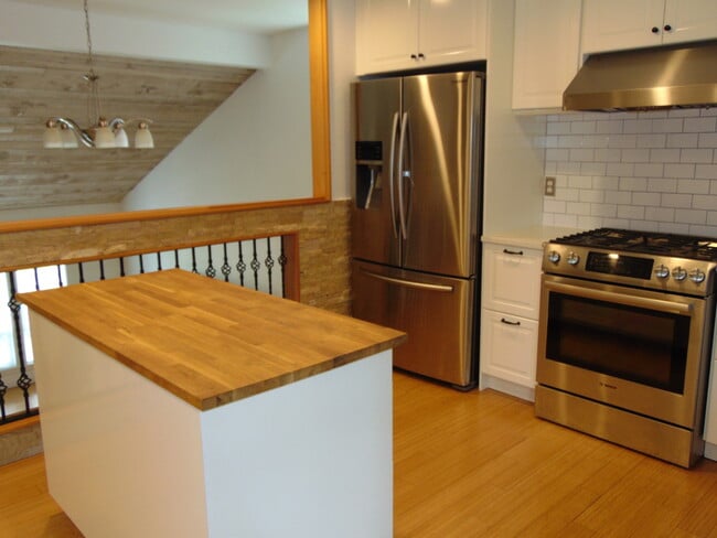 Building Photo - Stunning 3BR 1.75 BA Sammamish Home.  Rece...