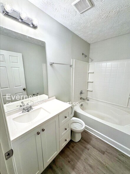 Building Photo - 2002 Grove Way