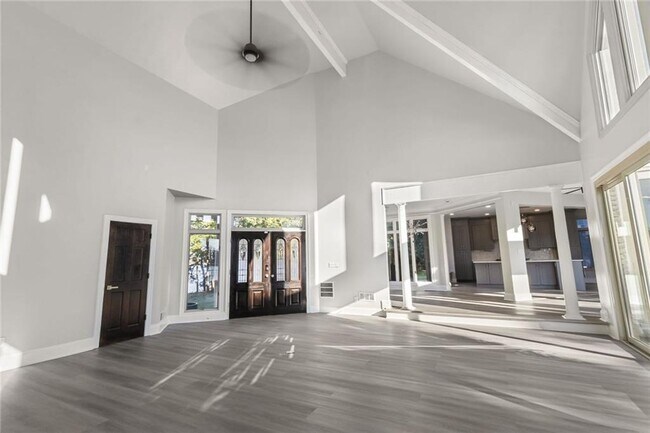 Building Photo - 2910 Emerald Dr