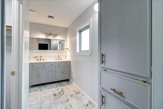 Building Photo - 5530 Tahoe Cir