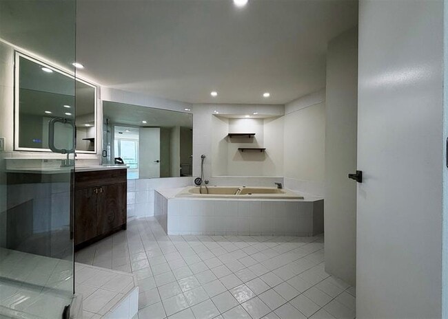 Building Photo - 2100 S Ocean Ln