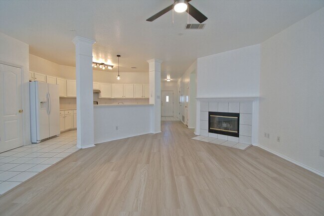 Building Photo - Well Maintained 3/2/2 on Corner Lot