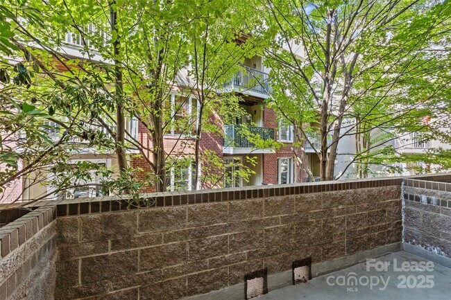 Building Photo - 420 Queens Rd