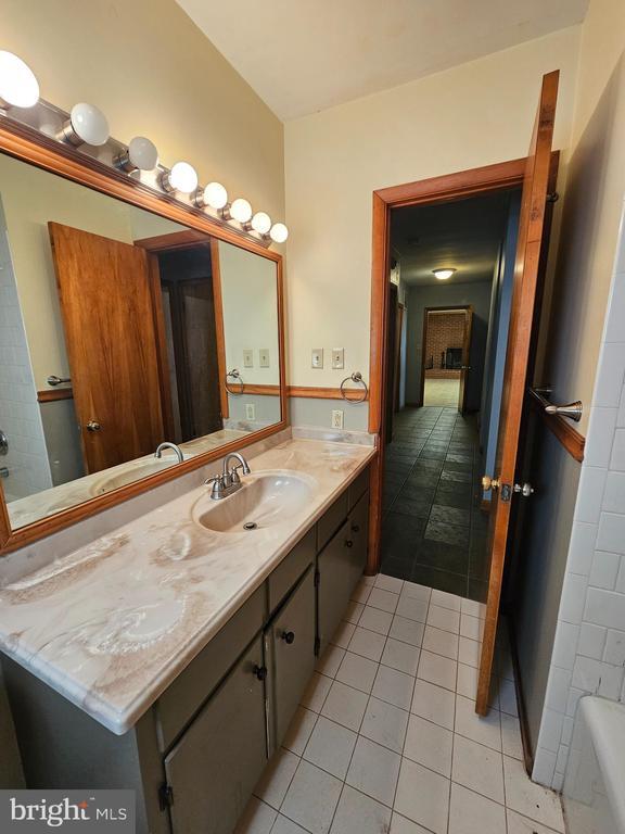 Building Photo - 615 Villa Ave