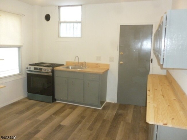 Building Photo - 523 Franklin St