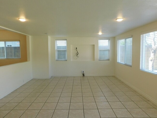 Building Photo - Spacious 5 Bed, 2 Bath one story house in the city of Orange.