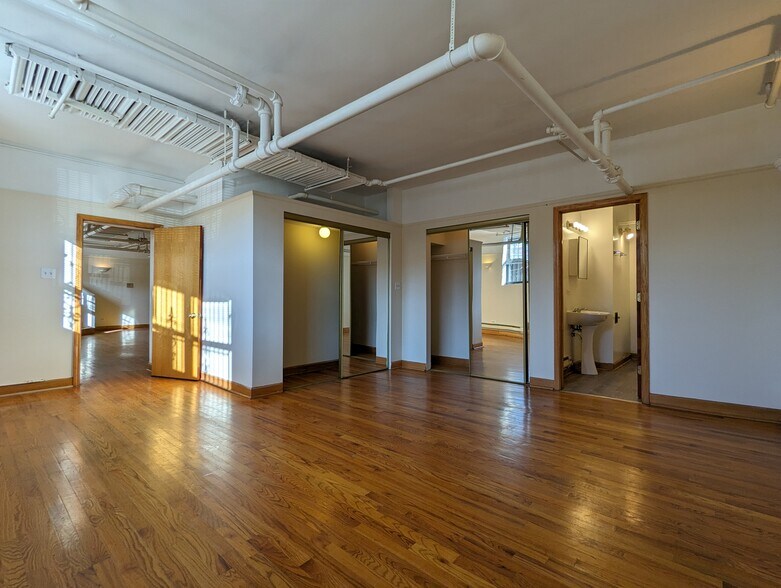 Building Photo - 957 W Cornelia Ave