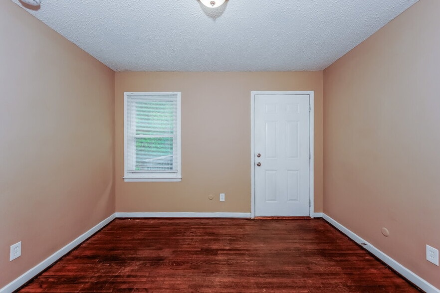 Building Photo - 948 Edwards Lake Rd
