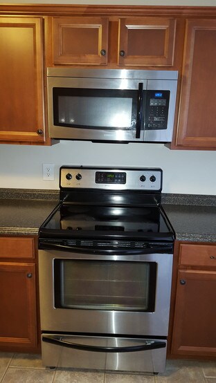 Building Photo - 3000 Golden Rd