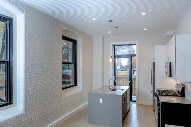 Building Photo - Charming 3 Bedroom-No Broker Fee