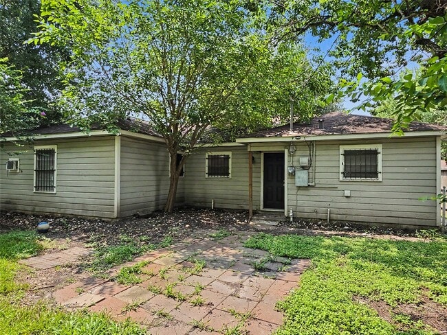 Building Photo - 1223 Shawnee St