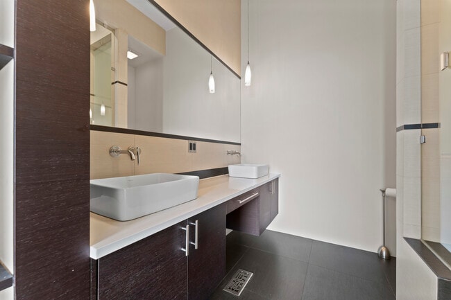 Building Photo - 2408 W Rice St