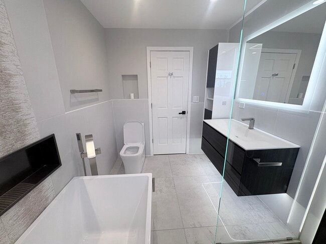 Building Photo - 1004 Longford Rd