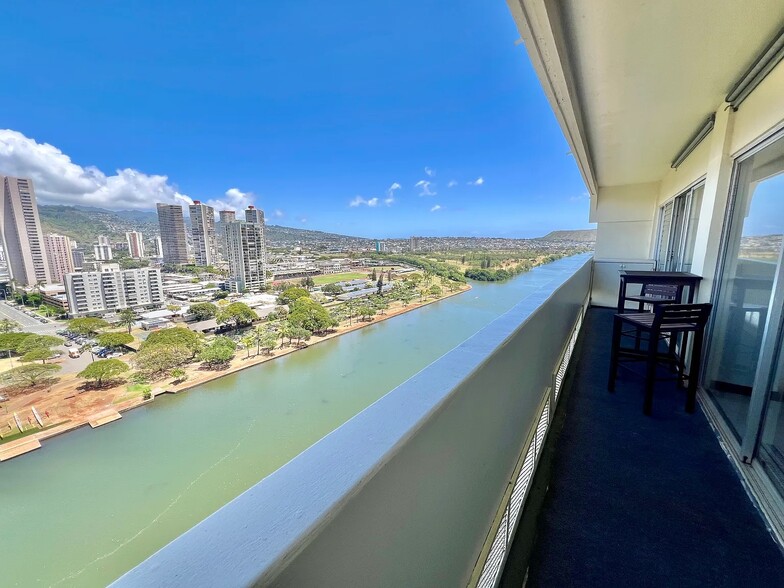 Building Photo - 2085 Ala Wai Blvd