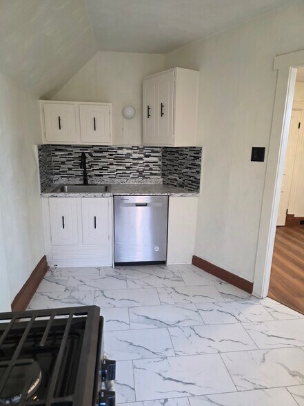 Kitchen - 727 Hill Ave