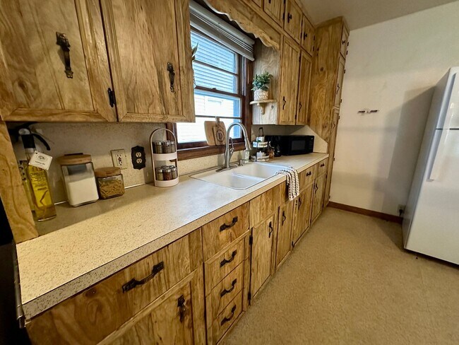 Building Photo - 3bed, 1 bath home for rent in Waterloo.