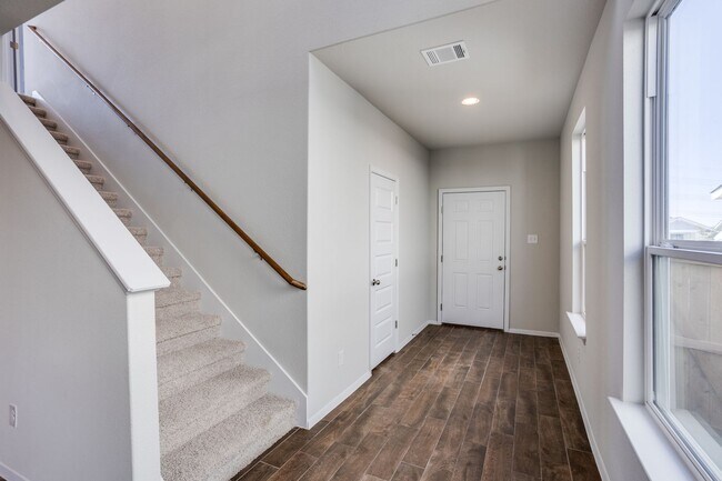 Building Photo - Newer cottage home in Cloverleaf community...